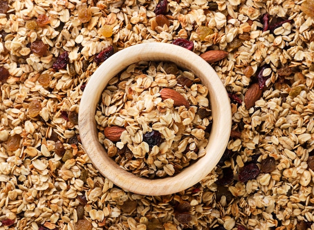 Muesli in een houten plaat achtergrond Bovenaanzicht