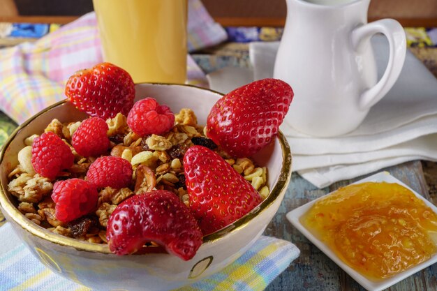 Muesli met aardbei en vers sap.