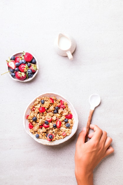 Muesli met aardbeien en bosbessen