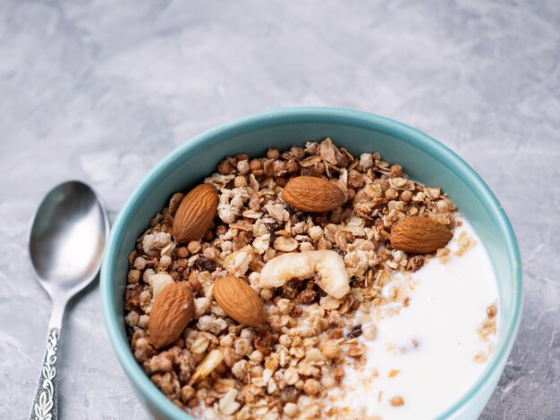 Muesli met banaan, chocolade, amandelen en yoghurt