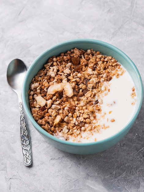 Muesli met banaan, chocolade en yoghurt