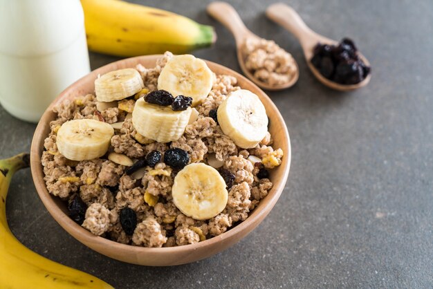 muesli met banaan, rozijnen en melk