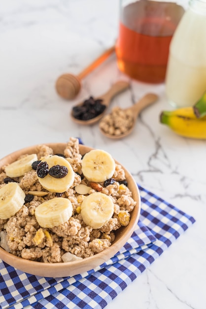 muesli met banaan, rozijnen en melk