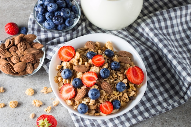 Muesli met bessen en een kannetje melk