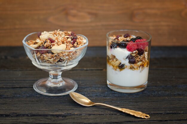 Muesli met bessen en yoghurt op een zwarte houten tafel. Traditioneel Amerikaans ontbijt