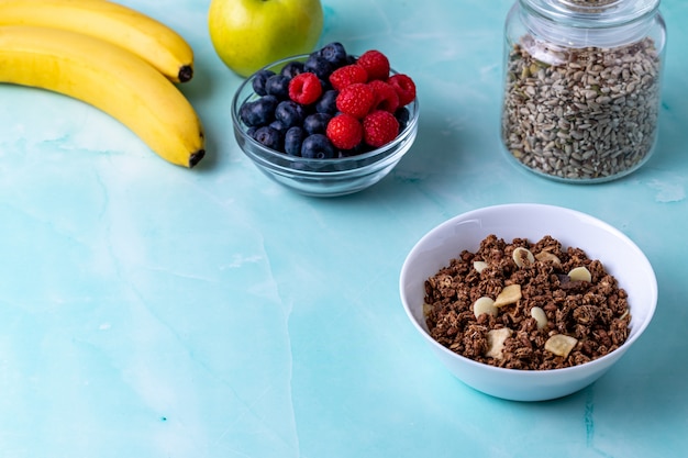 Muesli met bessen op de tafel