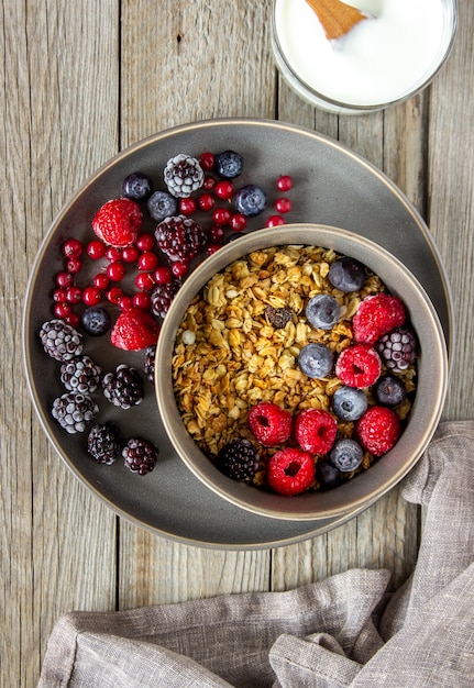 Muesli met bessen, yoghurt en honing.