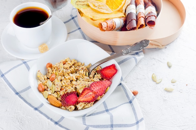 Muesli met fruit, chips en koffie