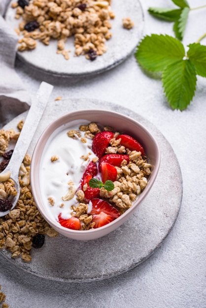 Muesli met Griekse yoghurt en aardbei