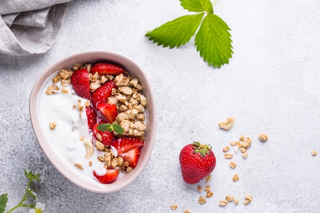 Muesli met Griekse yoghurt en aardbei