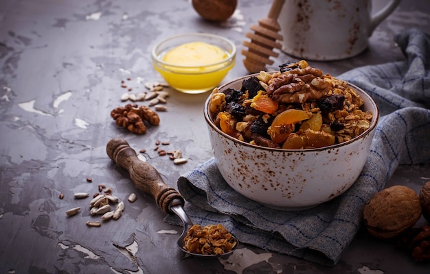 Muesli met noten en gedroogde vruchten.