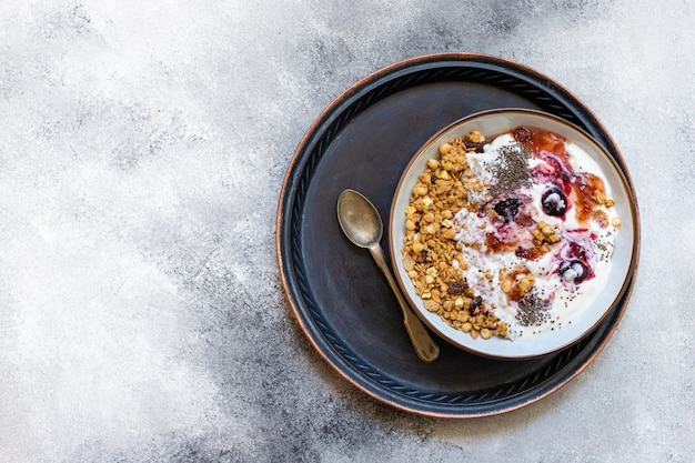 Foto muesli met noten, griekse yoghurt en jam