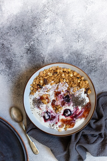 Muesli met noten, griekse yoghurt en jam