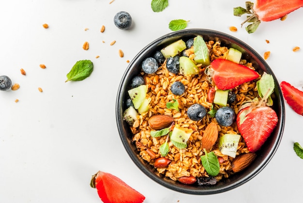 Muesli met noten, verse bessen en fruit