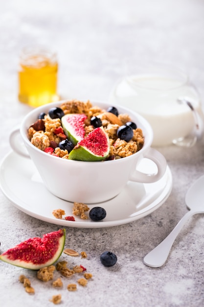 Muesli met noten yoghurt en verse vijgen bosbes