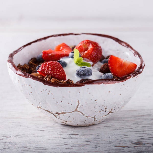 Muesli met yoghurt, aardbeien. Zomer gezond ontbijt.