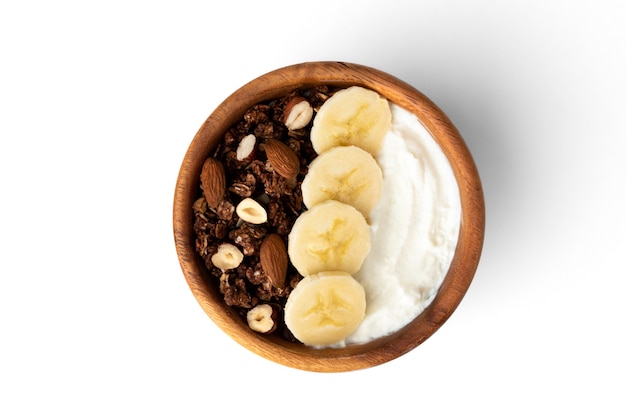 Muesli met yoghurt, banaan en noten geïsoleerd op een witte ondergrond