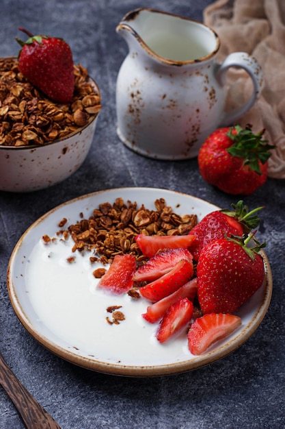 Muesli met yoghurt en aardbeien