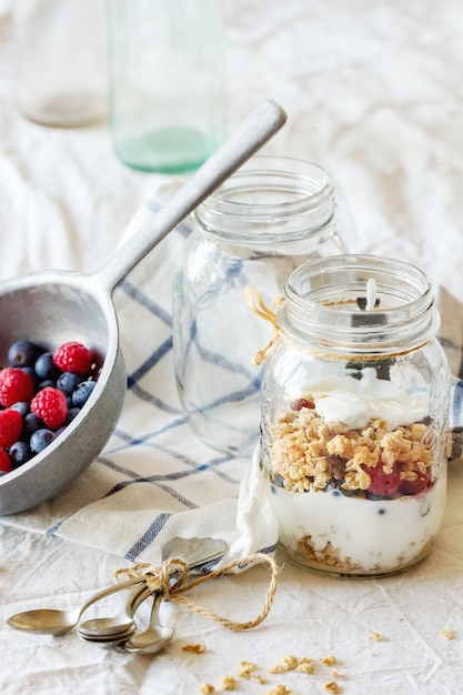 Muesli met yoghurt en bessen