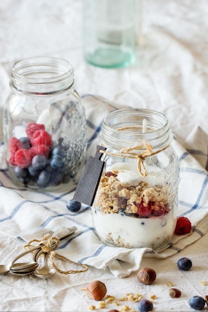 Muesli met yoghurt en bessen