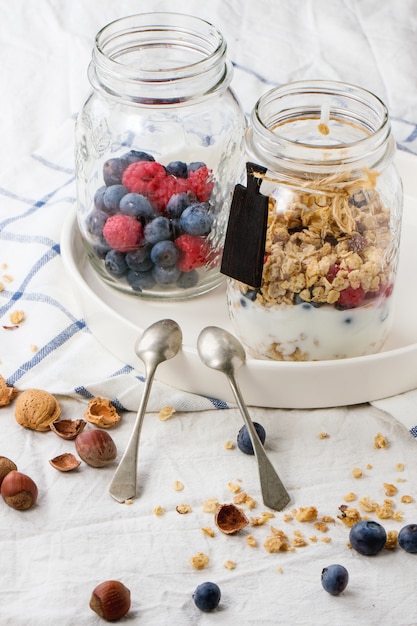 Muesli met yoghurt en bessen