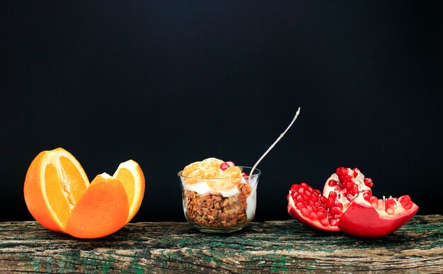 Muesli met yoghurt en fruit in een klein glas