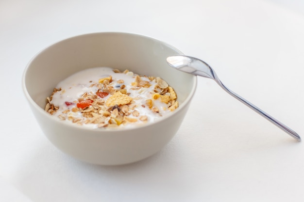 Muesli met yoghurt in een kom.