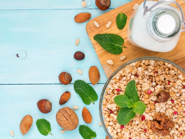 Muesli latte e noci su sfondo blu