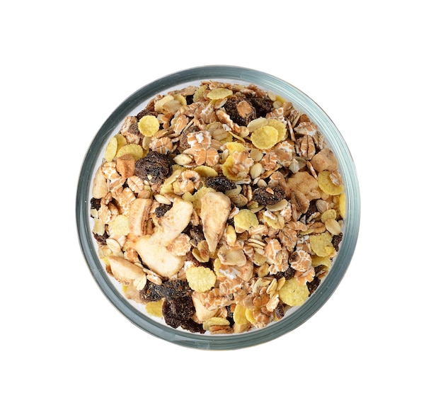 Muesli ontbijt in de schaal op witte achtergrond