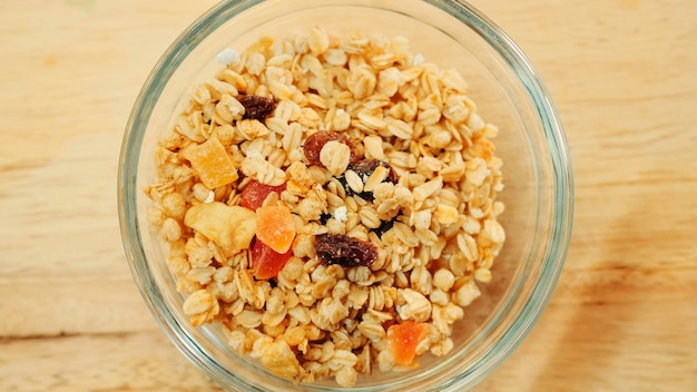 Muesli-ontbijtmix in kom gieten