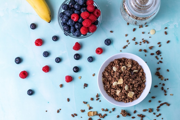 Muesli con frutti di bosco sul tavolo