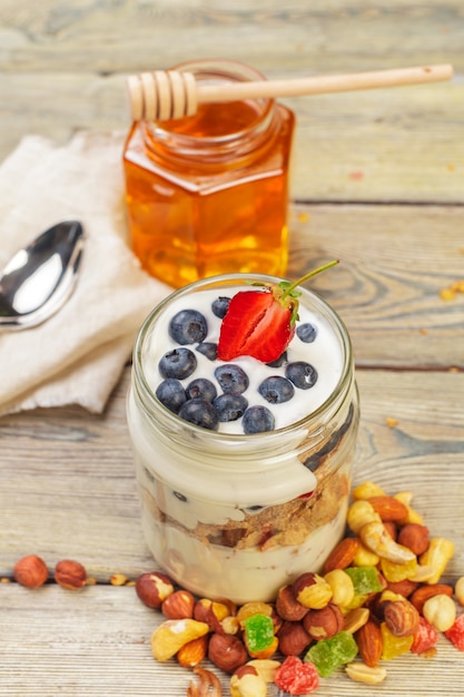 Muesli, yoghurt en aardbeien in potten