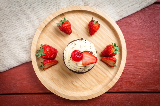 Photo muffin on a bamboo dish.