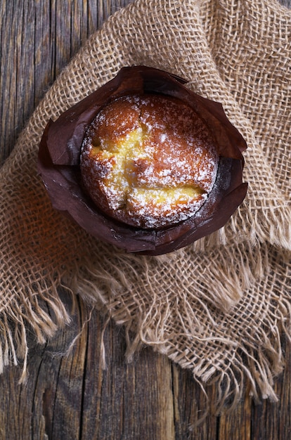 Muffin in vetvrij papier op houten tafel