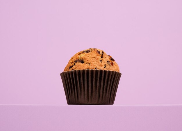 Foto muffin met chocolade stukjes vers gebakken en heerlijk dessert