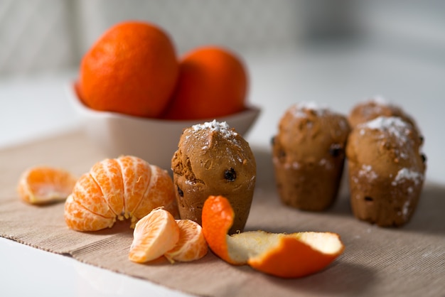 Muffin met mandarijn en rozijnen