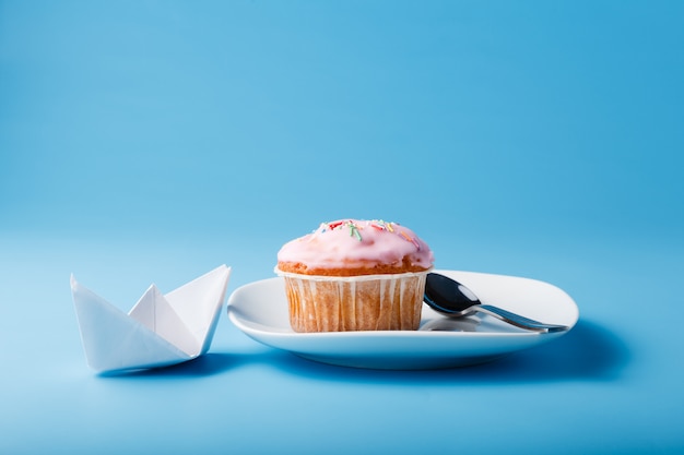 Muffin op schotel met papieren boot