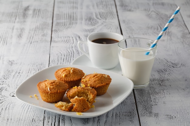 Muffins met citroenen op houten tafel