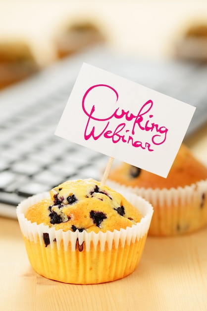 Muffins met kookwebinar bord op de houten tafel