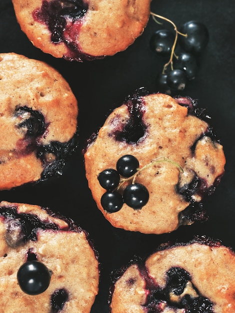 Muffins met zwarte bessen