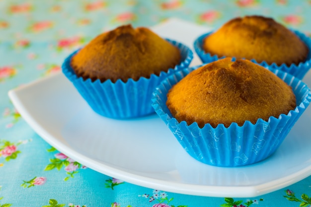 Muffins op blauwe achtergrond