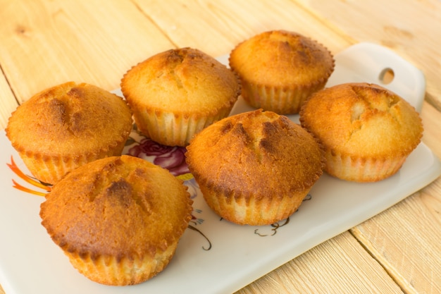 Muffins op een wit porselein