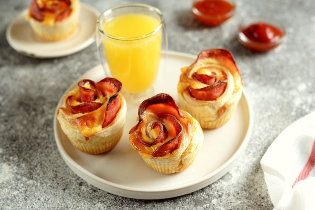 Muffins roses from puff pastry with ham and cheese