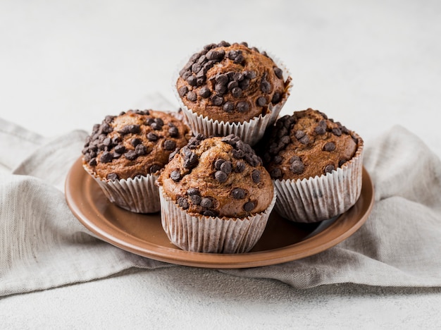 Muffins van vooraanzicht de heerlijke chocoladeschilfers op plaat