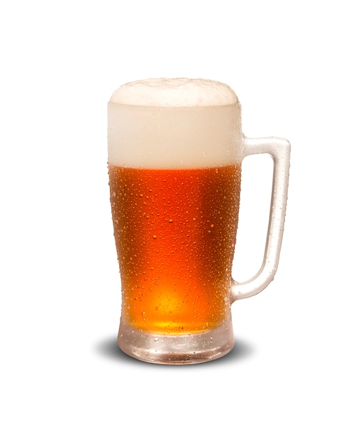 Кружка пива на белом фоне
