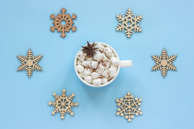Tazza di marshmallow di cacao e grandi fiocchi di neve di legno