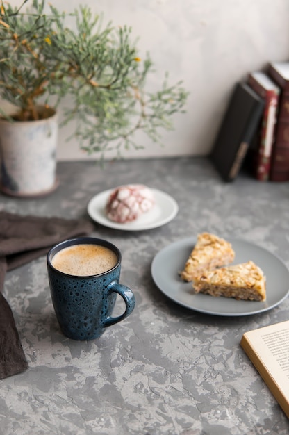 コーヒーまたはカプチーノのマグカップとアーモンドケーキ2個