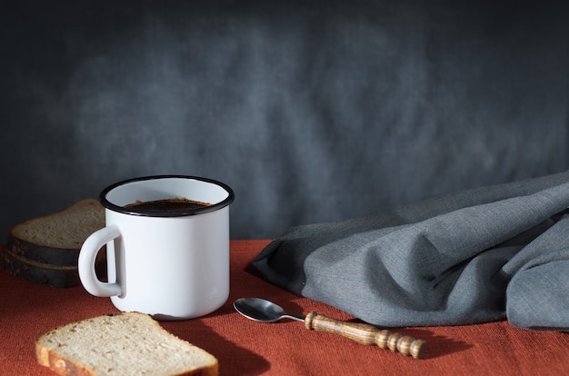 Photo mug of coffee and sliced rye bread for breakfast on table