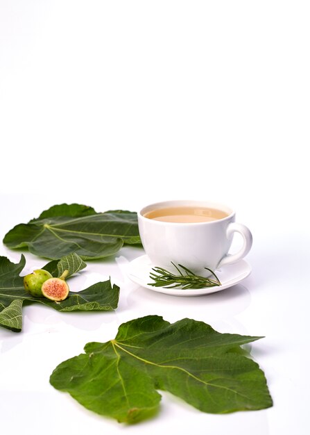 Tazza di tè con foglie di fico al rosmarino