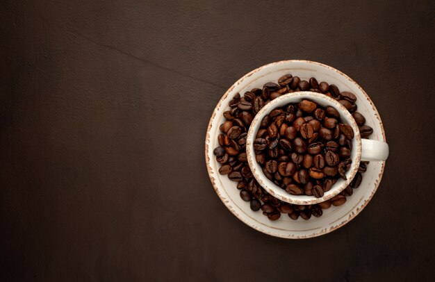 Tazza piena di chicchi di caffè